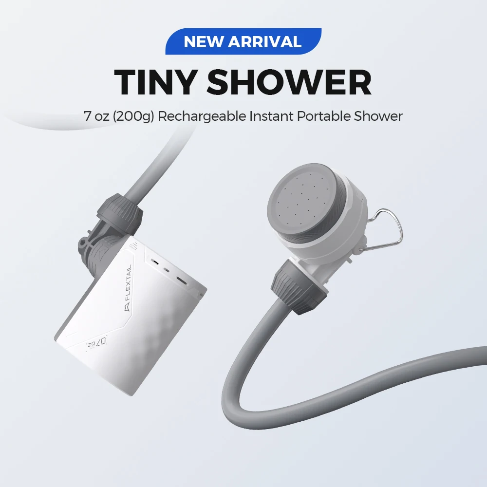 Rechargeable Shower Pump IPX7 with 2.2 m Hose for Camping 1 Rechargeable shower pump with IPX7 pump head and hose rinsing feet beside a camping bucket